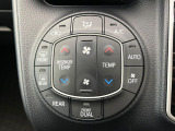 【左右独立型フルオートエアコン】運転席と助手席でそれぞれお好みの温度に設定可能。同乗者にも配慮した、快適な空調をお届け致します。