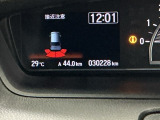 パーキングセンサーシステムは走行中に障害物が迫ると音と表示でお知らせ、低速走行時時の安心感を高めます