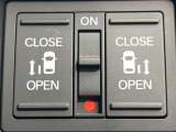 【両側パワースライドドア】スマートキーや運転席のスイッチで後席両側スライドドアの開閉が可能♪電動だから力を入れてドアを開ける必要が無く、小さなお子様でも簡単に開け閉めでき快適です♪