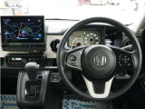 運転にかかわる様々な操作を安全に行えるように視点移動が少なく、操作性に配慮されたスイッチ類が凝縮されたコクピットです。