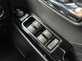 運転席ドアのウインドウ操作スイッチです。すべてのウインドウの開閉操作が可能です。また、ドアミラーはオート開閉なので、ドアロックで自動で閉じ、エンジンスタートで自動で開きます。