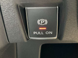 電動パーキングブレーキです。ブレーキペダルを踏み込み、Pスイッチを引き上げると作動、押し下げると解除されます。