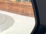【ブラインドスポットモニター】走行中、ドアミラーの死角になりやすい箇所に後続車が接近するとサイドミラーのレンズに警告を表示!ドライバーに注意喚起をしてくれます。