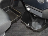 便利な収納ポケット、小物入れを各所に配置しています。