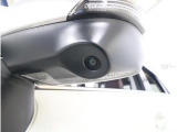 助手席側で見えにくい左前方の映像を、車内のマルチファンクションディスプレイに映し出します。前方への駐車や左寄せ、狭い道でのすれ違いなど、さまざまなシーンで安心して運転できる便利な機能です。