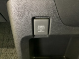 アクセサリーソケットはUSBのアダプターなどをつければ、スマホの充電にも使えます。周辺には物が置けるボックスがついています。