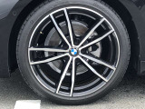 BMW純正19インチホイール。洗練されたデザインで、足元の個性を引き立てます。