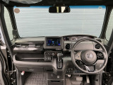 運転席周りです。カップホルダーや小物の収納などは必須ですよね!!使い勝手の良いつくりになっております!!