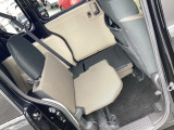 ダイブダウン機構付きリアシート。左右分割で収納して広いスペースに