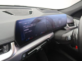【カーブドディスプレイ】ドライバーに向かって湾曲した大型ディスプレイです。インフォメーションディスプレイとコントロールディスプレイが一体化しており、ドライバーの視覚的な操作性を向上させます