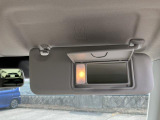 運転席のサンバイザーにはバニティミラーとチケットホルダーがついています。