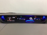 デジタル表示のスピードメーターとタコメーターを大きく配した見やすいメーター部になっています。左側のインフォメーション画面でオドメーターや燃費などの情報を確認できます。