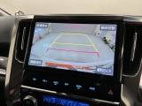 リバースギアに入れるだけで後方の表示へ切り替わります。夜間や雨の日の駐車も楽になりますよ。