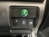 先行車や歩行者を検知。衝突するおそれがある場合、センサーが注意を促します。接近した場合は軽いブレーキングを、衝突のおそれが高まった場合は強いブレーキングを行い、衝突回避・被害軽減を支援します。