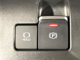 【電動パーキングブレーキ】パーキングブレーキは便利な電動式!ボタン一つで操作でき、アクセルを踏めば自動で解除されます