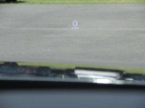 運転視界の遠方上方に虚像を投影することで前を見ながら情報の視認ができます。本当にドライバーが必要な情報を適切に伝え、楽しんで頂くことを考えた新世代装備です。※虚像は2.6m前方に浮かぶイメージです。