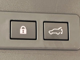 【パワーバックドア】スマートキーや運転席のボタンを押すだけでリアゲートが自動で開閉します!荷物を持っている時や、高い位置にあるバックドアを閉める際に便利な機能です♪