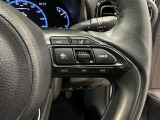 ステアリングスイッチ付きで、運転中に視線を前に向けたまま操作できます。