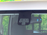 【エマージェンシーブレーキ】走行中に前方の車両等を認識し、衝突しそうな時は警報とブレーキで衝突回避と被害軽減をアシスト。より安全にドライブをお楽しみいただけます。