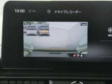 純正ドライブレコーダー:前後の運転状況を映像で記録します。