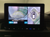 バックギアに入れますとご覧のような画像に自動的に切り替わります。車庫入れ時に役立ちます。