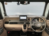 運転席周りです。カップホルダーや小物の収納などは必須ですよね!!使い勝手の良いつくりになっております!!
