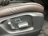 運転席には10wayパワーシートを装備。シート位置を記憶するメモリー機能付きなのでご夫婦で2名分セットすると便利です♪