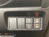 VSA装備車です。VSAはドライバーの操作と車の動きを見守っています。もし車の挙動が乱れたとき、4輪別々にブレーキをかけたり、エンジンパワーをしぼることによって車を安定させます。