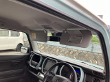運転席のサンバイザーにはバニティミラーとチケットホルダーがついています。