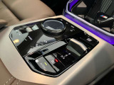 ドライバーを中心に考えた運転席の設定になっております。ナビゲーション/エアコンの操作も簡単に操作が可能です。是非、ご試乗で体感していただくことをおススメいたします。