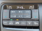 【オートエアコン】一度お好みの温度に設定すれば、車内の温度を検知し風量や温度を自動で調整。暑い&hellip;寒い&hellip;と何度もスイッチ操作をする必要はありません。快適な車内空間には必須の機能ですね♪