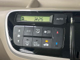 【オートエアコン】一度お好みの温度に設定すれば、車内の温度を検知し風量や温度を自動で調整。暑い&hellip;寒い&hellip;と何度もスイッチ操作をする必要はありません。快適な車内空間には必須の機能ですね♪