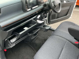 グローブボックスの他にも収納をご用意してます。車内をスッキリ見せることができます。