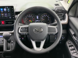 インテリアに合わせたデザインのステアリングは、運転される方のことも考え、運転しやすい形状、大きさです。是非一度、実際に触ってお確かめください。