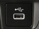 【USBポート】USBポートも装備されています♪スマートフォンのオーディオに連携も可能です。今や欠かせない装備の一つです!