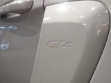 サイド ブレード付きサイド エアインテーク、エクステリア カラー塗装、エンボス加工のGT4ロゴ