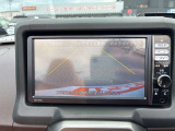 【バックモニター】後方の障害物や歩行者を確認できるバックモニター。狭い駐車場や混雑した場所でも安心して車を操作できます。