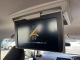 【後席モニター】家族や友人とお出かけする機会が多い方に大人気の後席モニターを装備!見やすい位置に画面がありテレビやDVDの視聴も快適!友達もお子様も、後席にしか乗らなくなるかも??