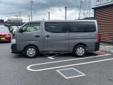 当店は照明・屋根付きスペースございますので雨天時も安心して現車確認が可能です。