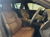 レザーシートは運転席助手席とも電動ランバーサポート等といった便利な機能がご利用いただけます。