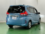 プライバシーガラスが装備されています。外を見るときには気にならずに、後方車両からは車内が見えにくくなってます