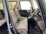 【ハイトアジャスター】運転席にはドライバーに合った姿勢で運転ができるようにハイトアジャスターが付いていますのでシートを『上・下』に調整ができます。