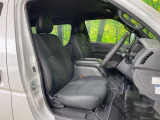 運転席まわりには十分なスペースがあり、大柄な方でもゆったり運転していただける環境です。