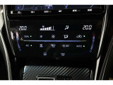 運転席と助手席、それぞれ温度調節ができ、オールシーズン快適なオートエアコンとなっております!