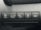 オートマチックハイビームとは、先行車や対向車のライトを認識し、ハイビームとロービームを自動で切り替える機能です。夜道の視界を確保します。詳細は販売店スタッフまでおたずねください。