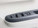 《パワーウインドウスイッチ》車の基本装備のひとつのパワーウインドウです。オート機能もあって、押し方の強弱で調整も出来ます。