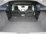 大型のスーツケースや、一般的なベビーカーが積み込める実用的な広さを備えたラゲッジルームです。後部座席を倒せばたくさんの荷物を積めるフラットなラゲッジスペースになります。