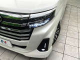 【LEDヘッドライト】悪天候や夜間走行時も良好な視界を確保し安心して運転できる高輝度LEDヘッドライトを装備!点灯速度が早く、消費電力も抑えられています。