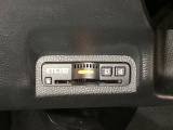 ハンドルの左下にETC2.0がついています。高速道路の料金所の通過も楽々です。カードの取り出しもしやすい場所についています。