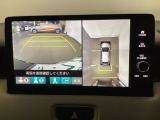 全周囲カメラは、上空から見下ろしたように路面を映し出します。